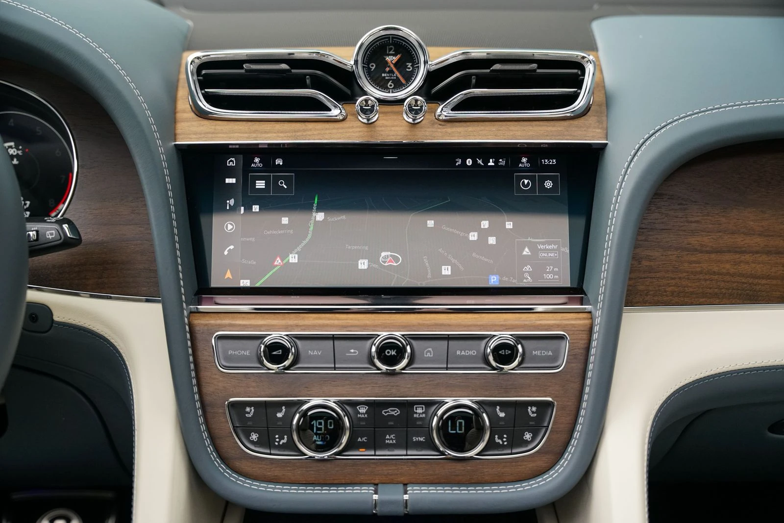 Bentley Bentayga V8/ LONG/ AZURE/ NAIM/ AIRLINE SEATS/ PANO/ TV/  | Mobile.bg   11