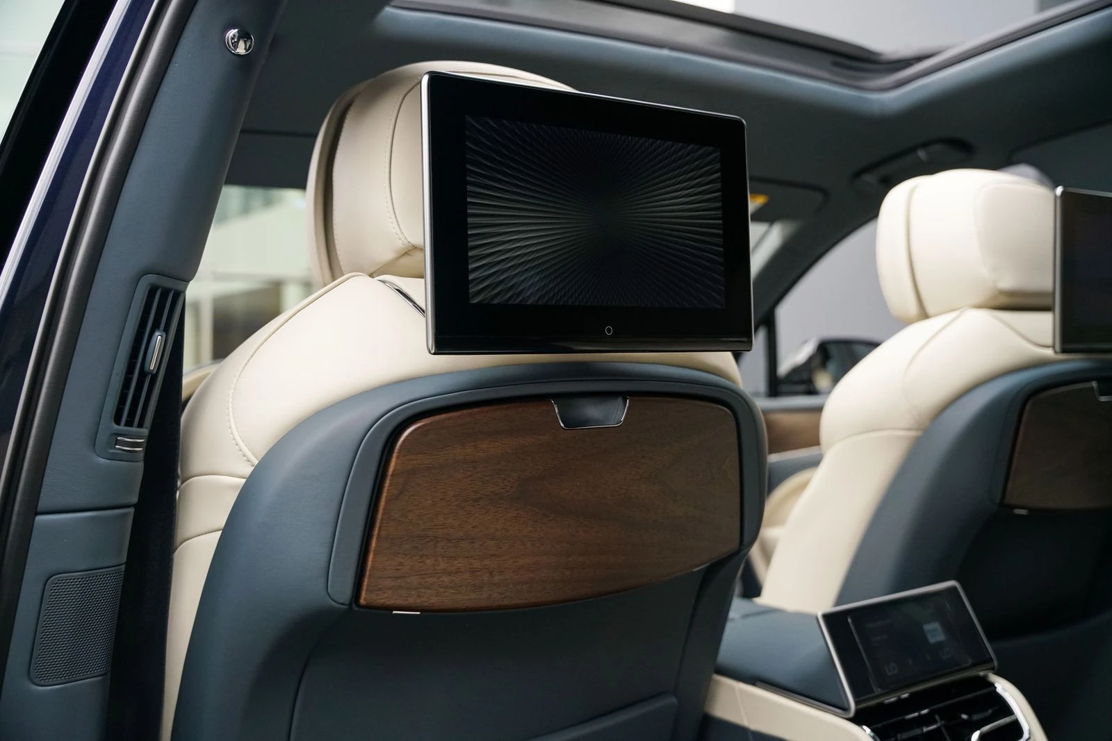 Bentley Bentayga V8/ LONG/ AZURE/ NAIM/ AIRLINE SEATS/ PANO/ TV/  | Mobile.bg   16