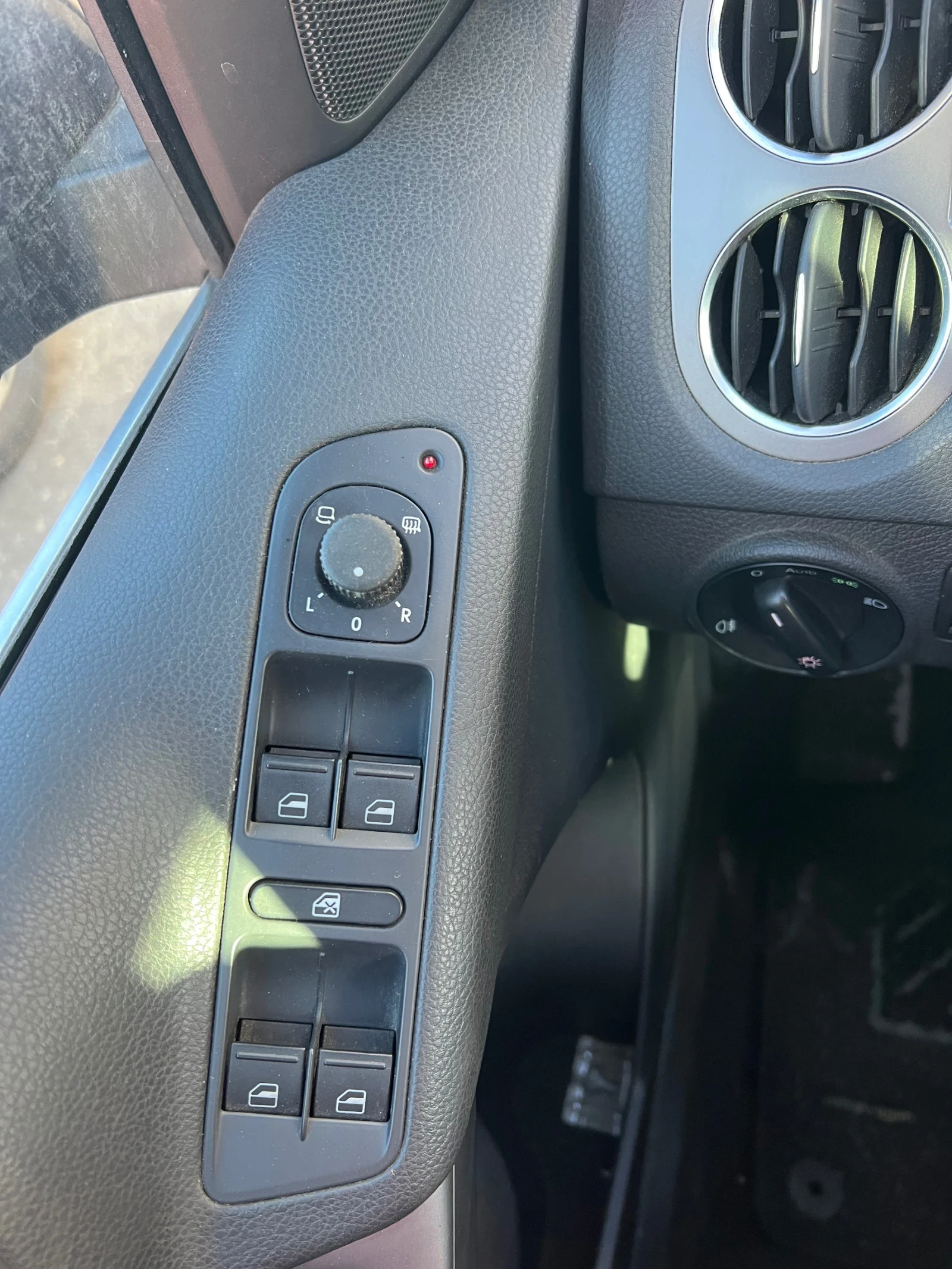 VW Tiguan 2.0 4x4, снимка 8 - Автомобили и джипове - 54031184