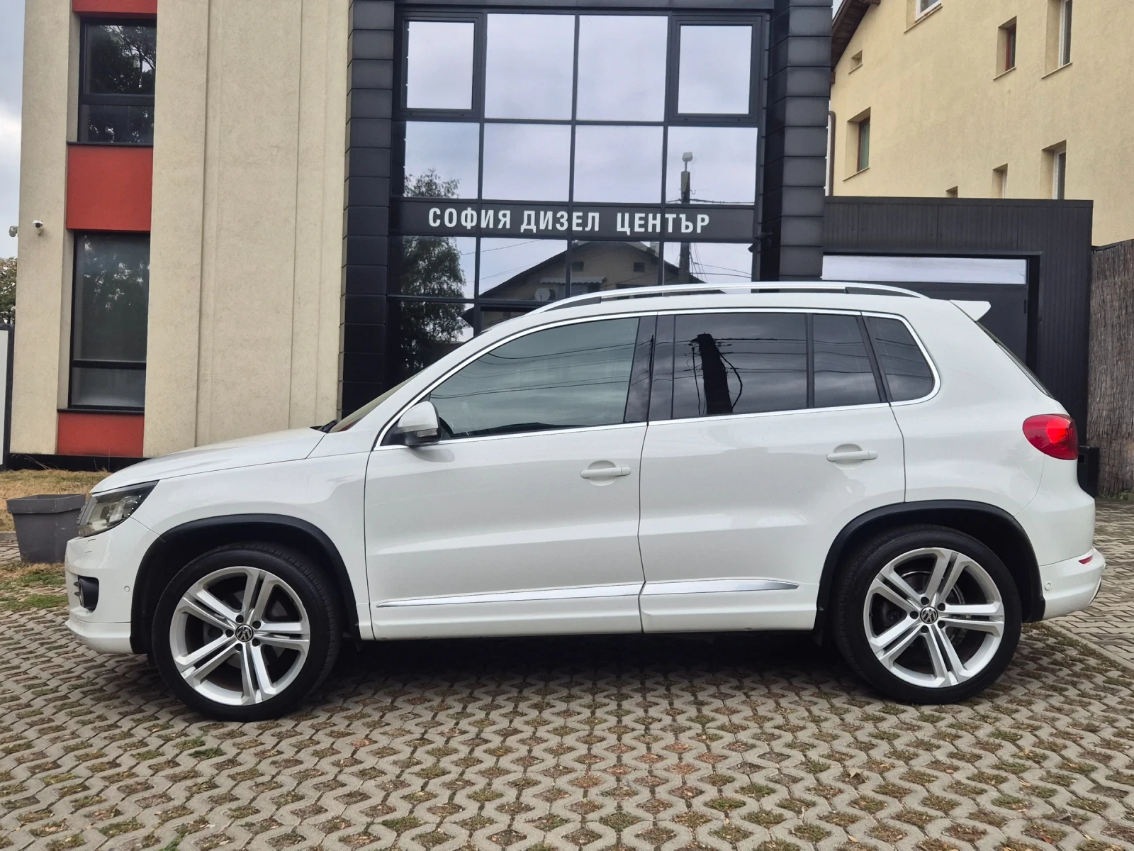 VW Tiguan 2.0 TDI R line, снимка 2 - Автомобили и джипове - 56235763