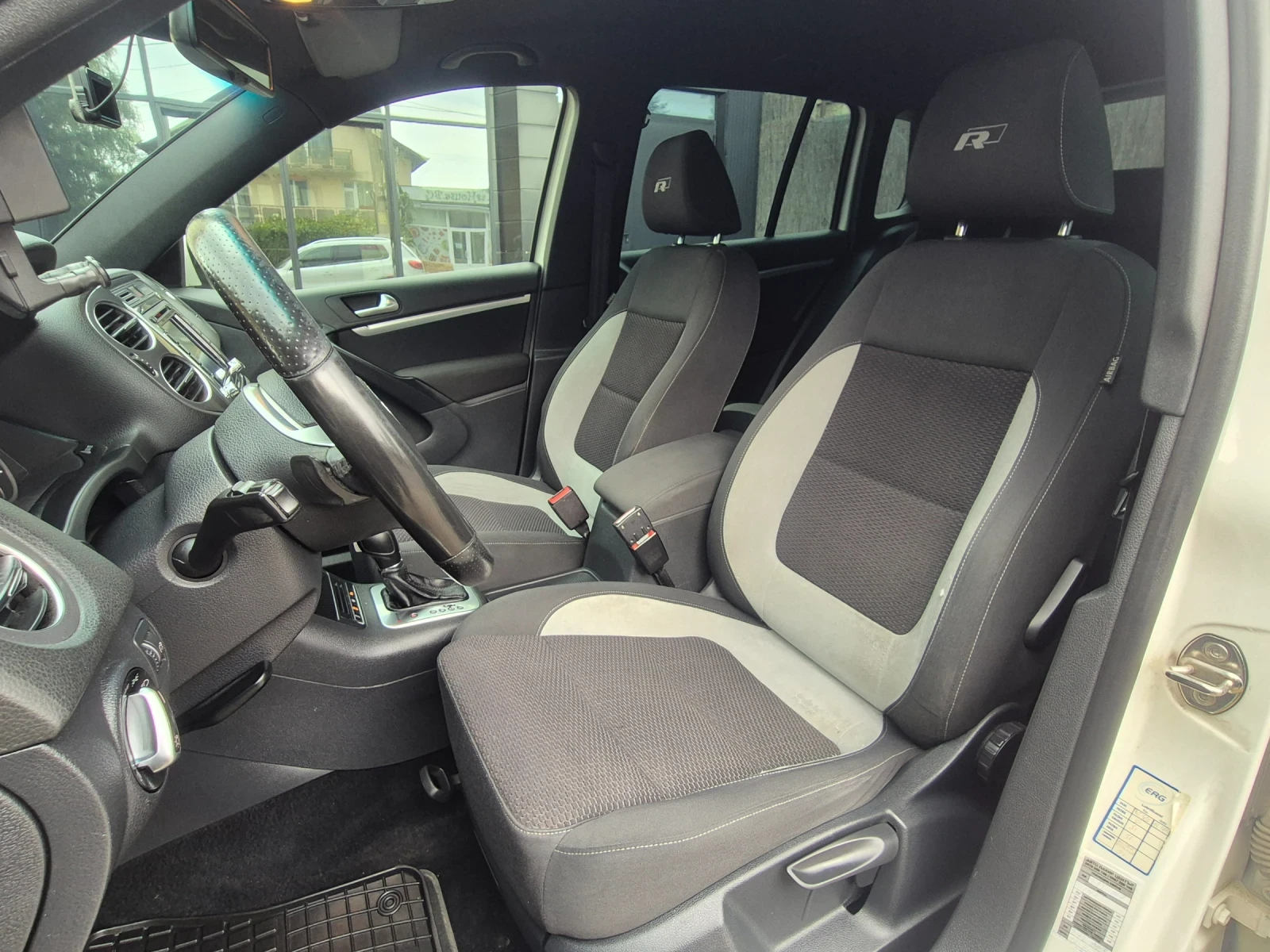 VW Tiguan 2.0 TDI R line, снимка 10 - Автомобили и джипове - 56235763