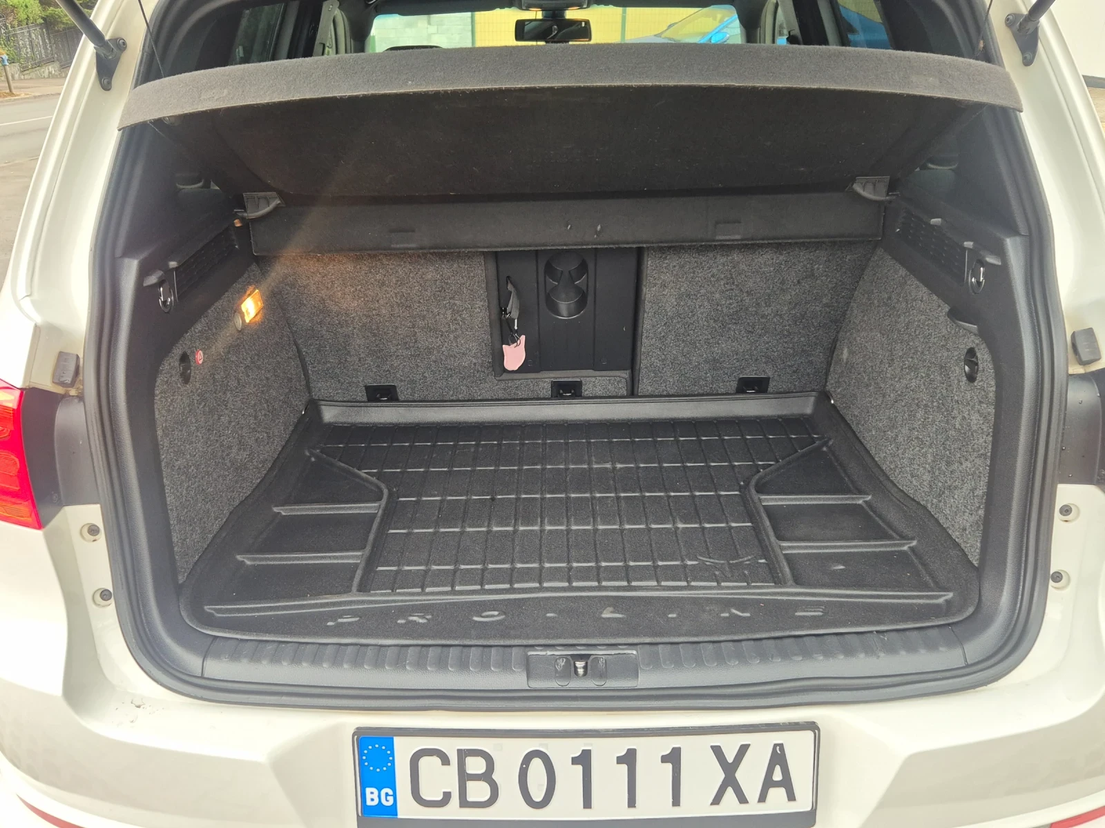 VW Tiguan 2.0 TDI R line, снимка 14 - Автомобили и джипове - 56235763