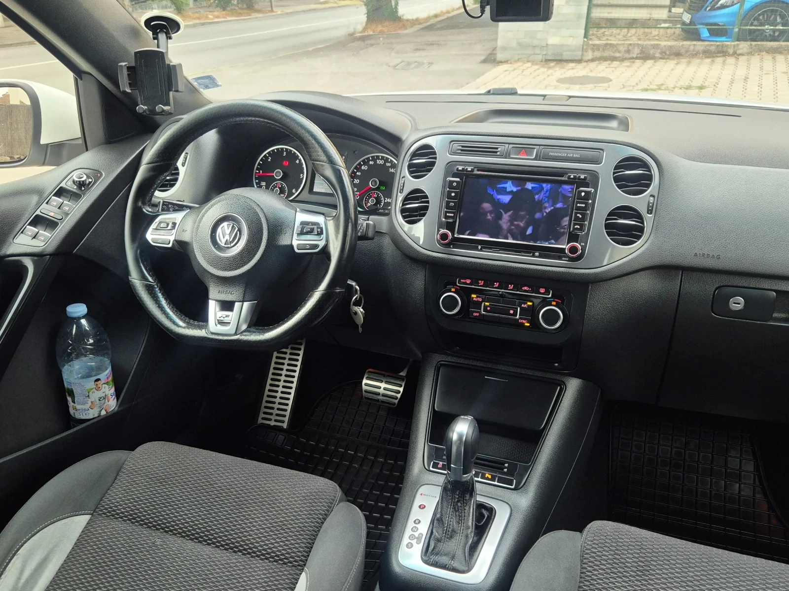 VW Tiguan 2.0 TDI R line, снимка 9 - Автомобили и джипове - 56235763