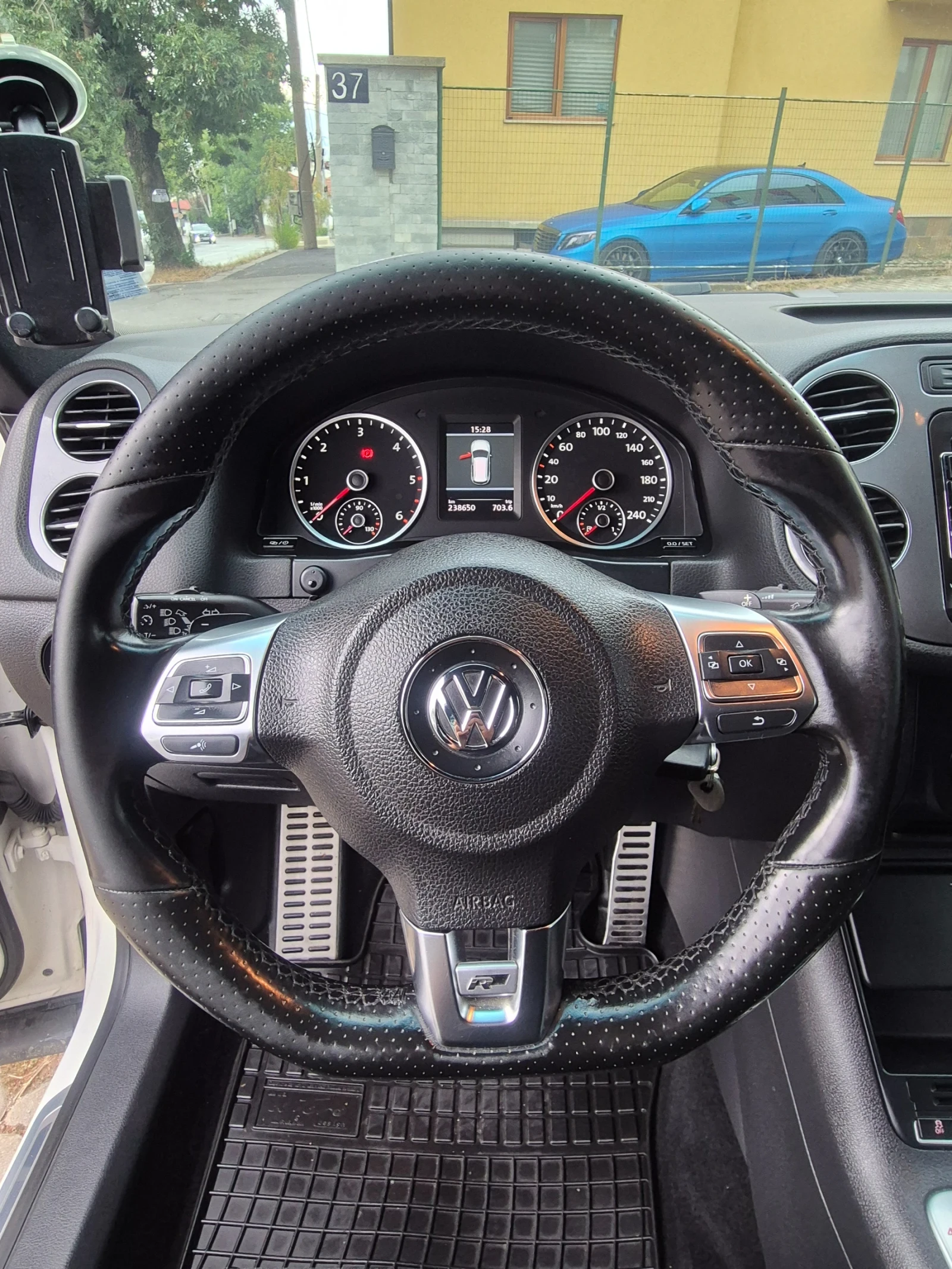 VW Tiguan 2.0 TDI R line, снимка 12 - Автомобили и джипове - 56235763