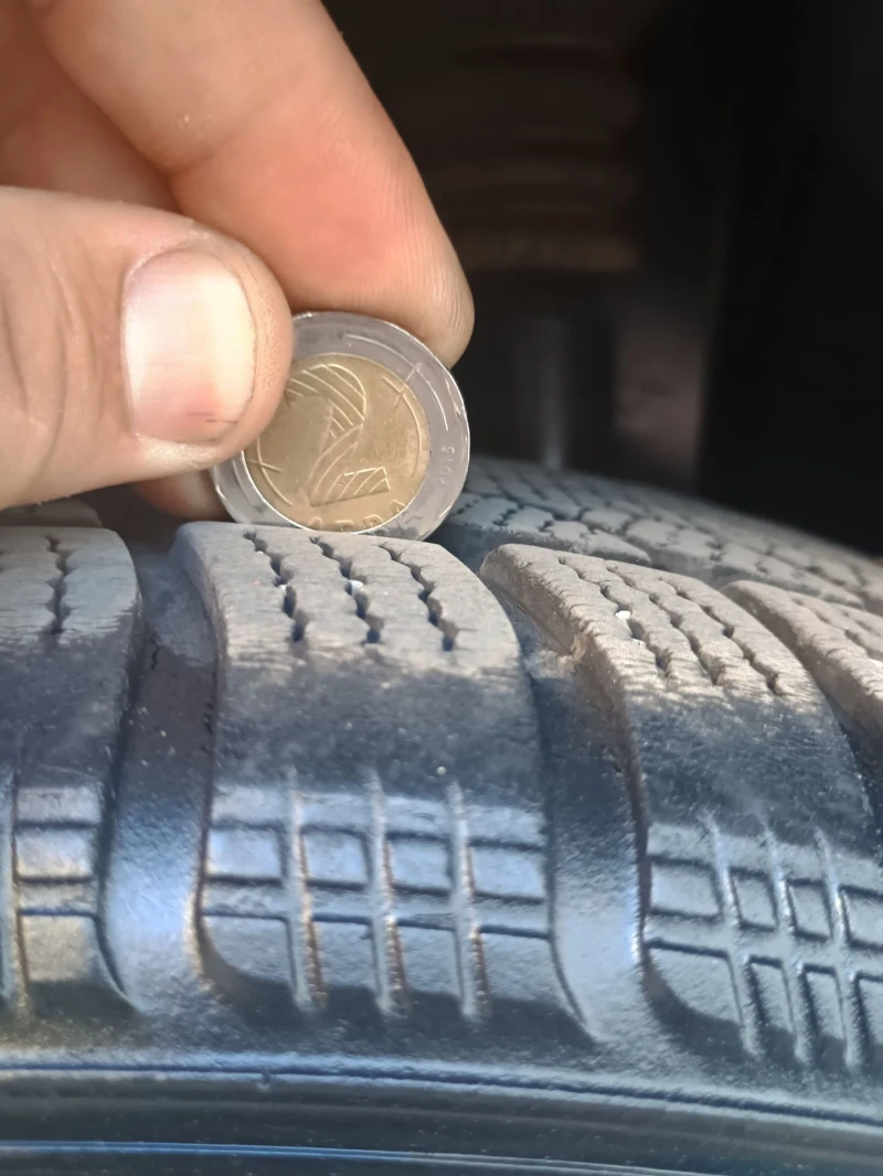 VW Touran 2.0i, снимка 9 - Автомобили и джипове - 51358658