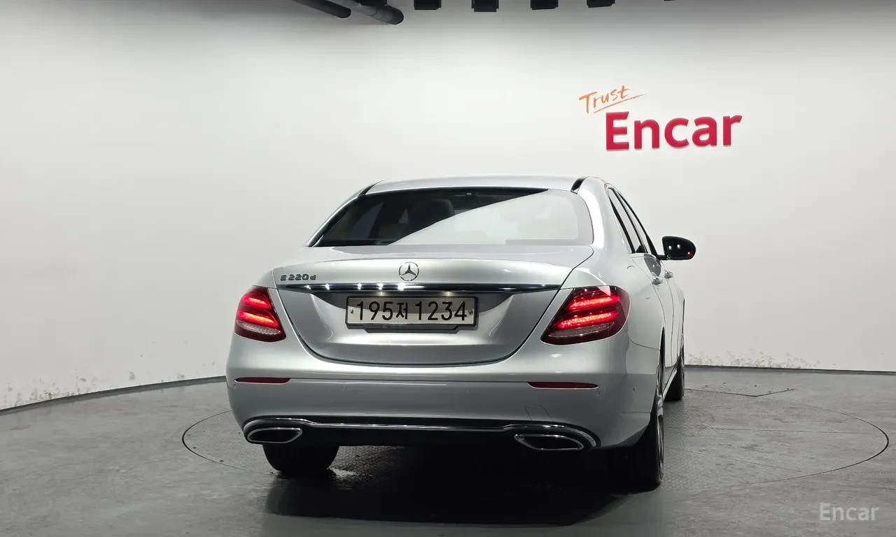 Mercedes-Benz E 220, снимка 3 - Автомобили и джипове - 54680757