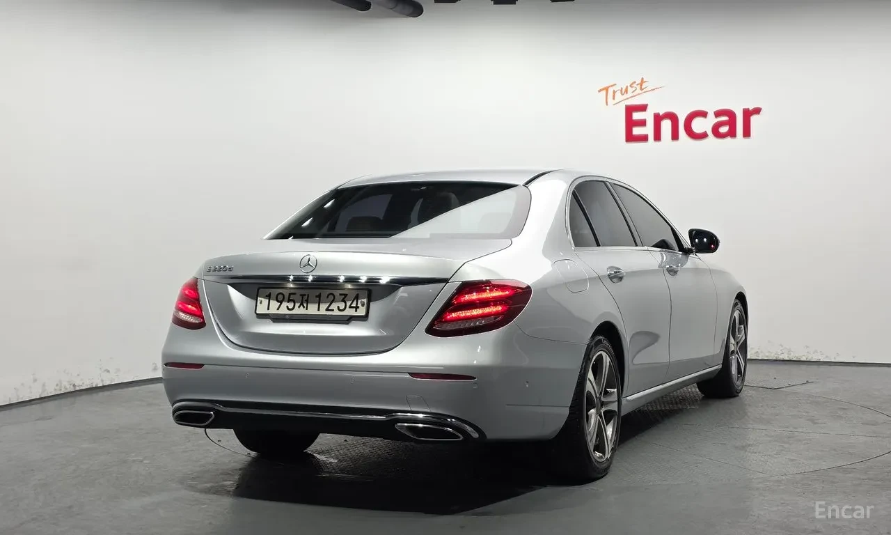 Mercedes-Benz E 220, снимка 4 - Автомобили и джипове - 54680757