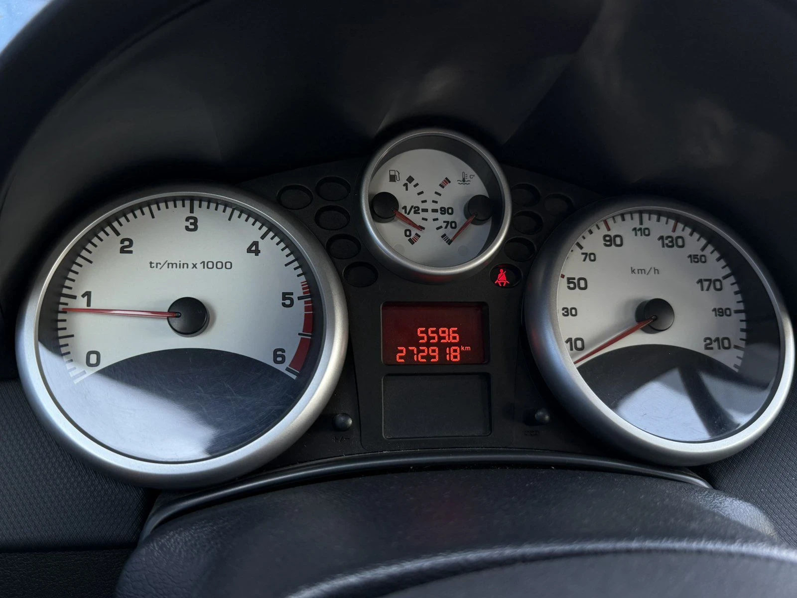 Peugeot 207 1.6HDi, снимка 8 - Автомобили и джипове - 55833360
