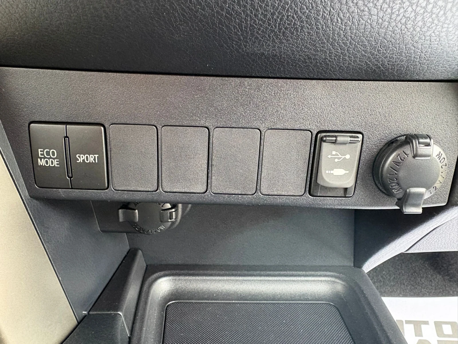 Toyota Rav4 2.2D 4WD ЛИЗИНГ* БАРТЕР* ЗАКУПЕН ОТ ПРЕДСТАВИТЕЛСТ, снимка 11 - Автомобили и джипове - 54200375