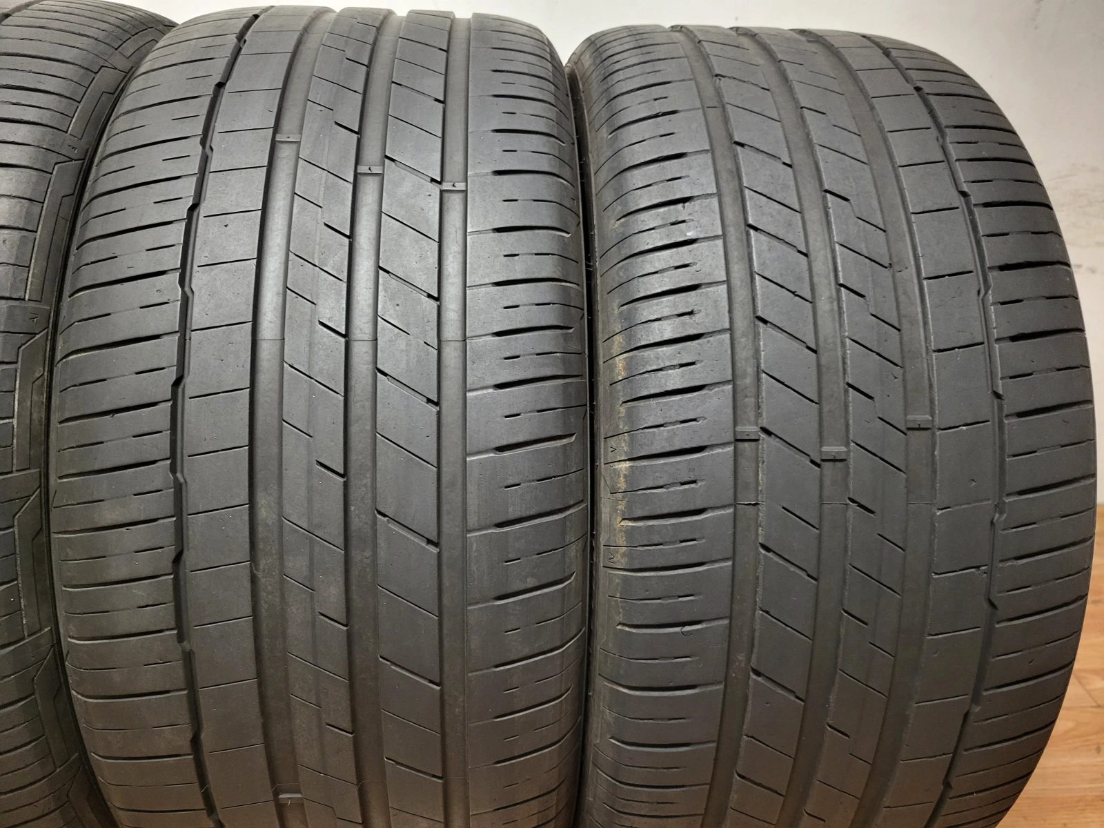 Гуми Летни 285/40R22, снимка 3 - Гуми и джанти - 55664084