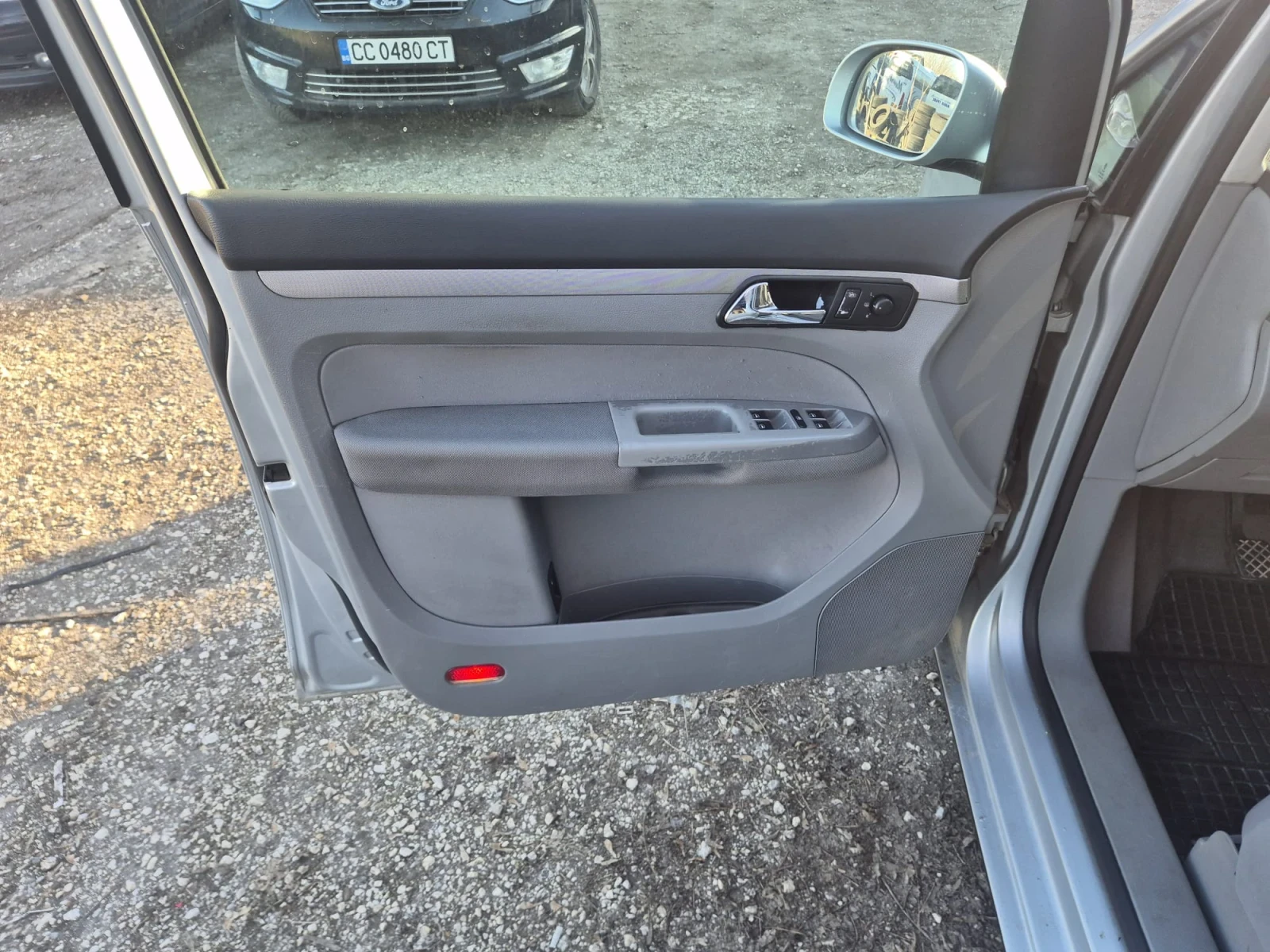 VW Touran, снимка 10 - Автомобили и джипове - 53834942