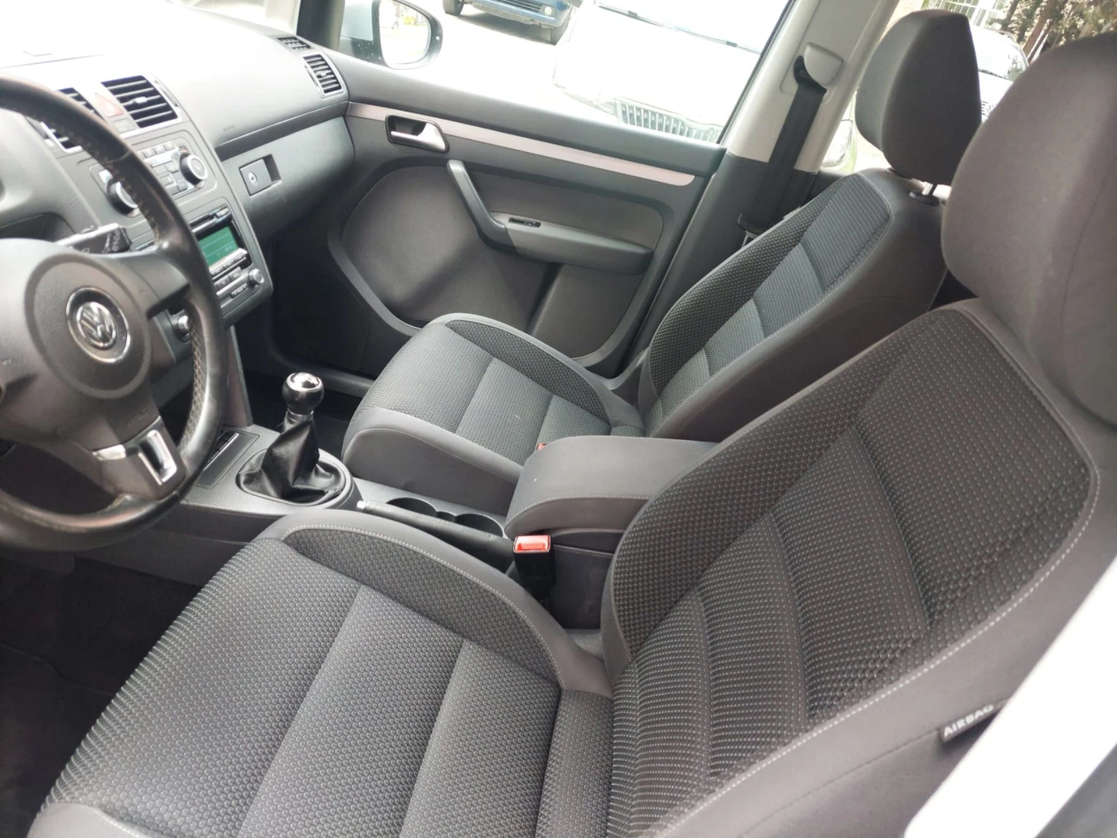 VW Touran 2.0 6скорости 6+ 1 ТОП, снимка 11 - Автомобили и джипове - 54597146