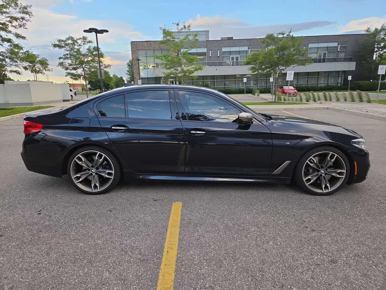 BMW 550 xDrive * ДИСТРОНИК * ОБДУХВАНЕ * 360 * ПАНОРАМА, снимка 4 - Автомобили и джипове - 54992045