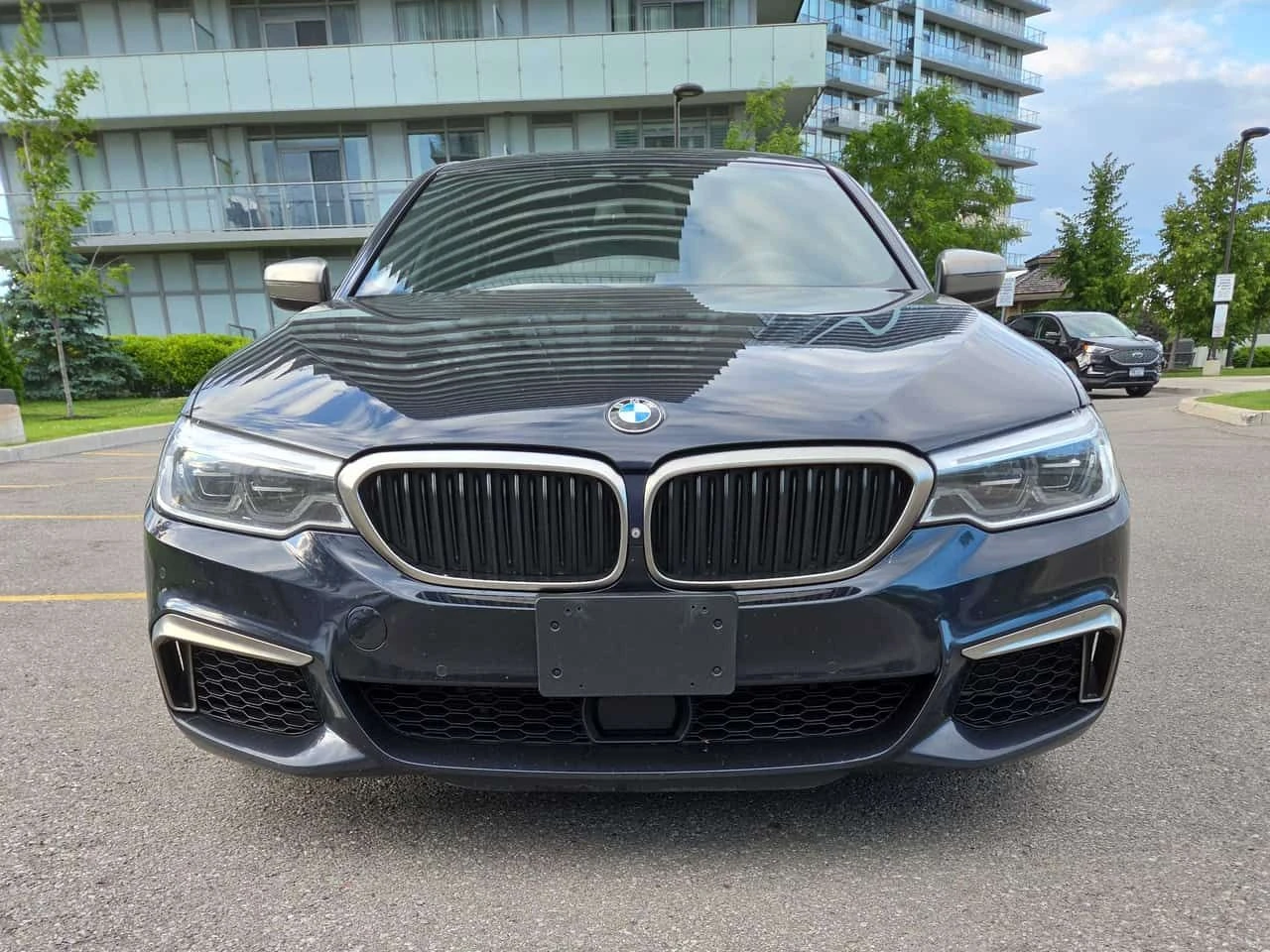 BMW 550 xDrive * ДИСТРОНИК * ОБДУХВАНЕ * 360 * ПАНОРАМА, снимка 2 - Автомобили и джипове - 54992045