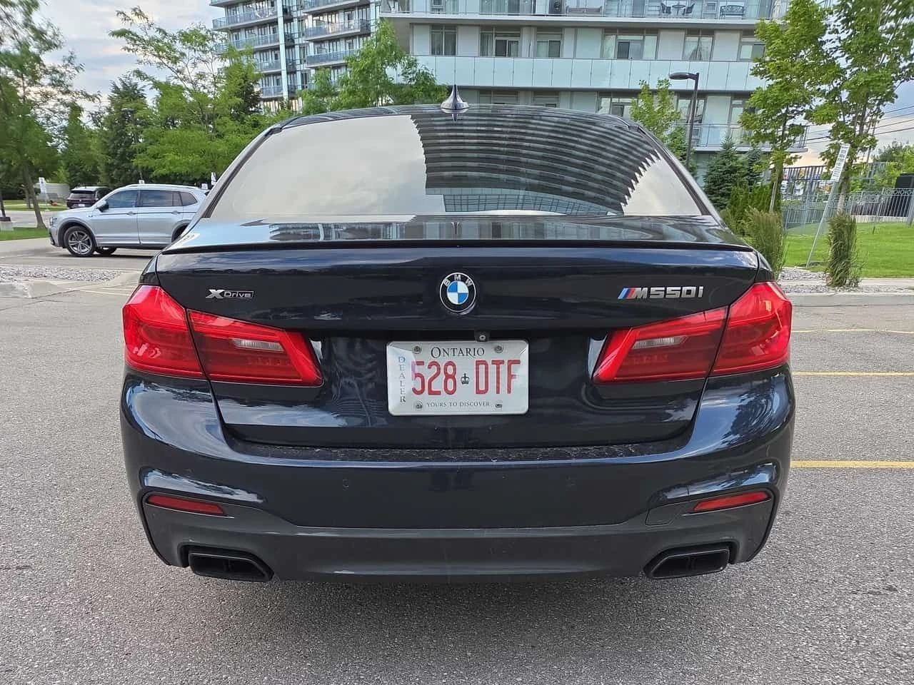 BMW 550 xDrive * ДИСТРОНИК * ОБДУХВАНЕ * 360 * ПАНОРАМА, снимка 5 - Автомобили и джипове - 54992045