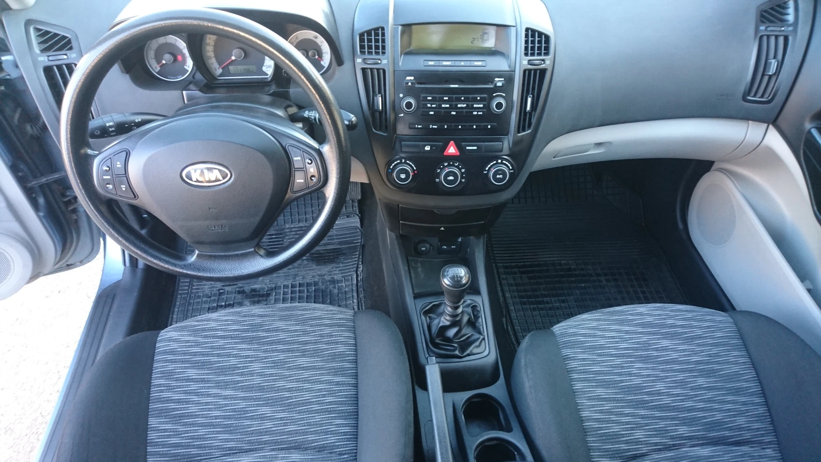 Kia Ceed 1.6i, снимка 9 - Автомобили и джипове - 55647152