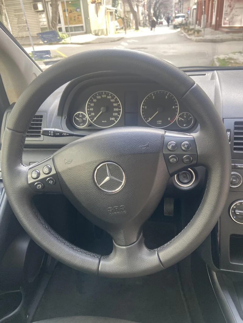 Mercedes-Benz A 160 автомат/ обслужен, снимка 12 - Автомобили и джипове - 48829375