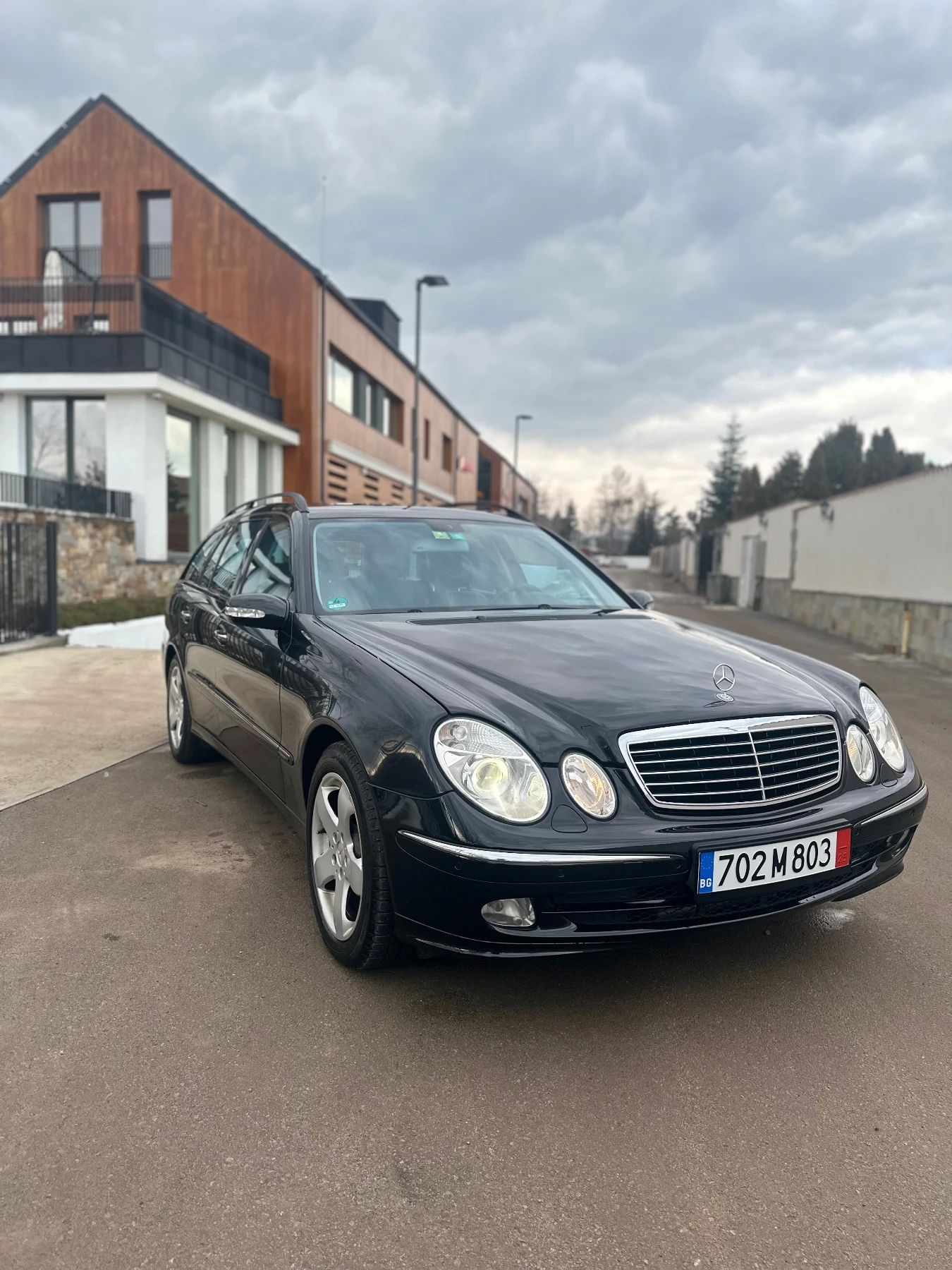 Mercedes-Benz E 500 4MATIC, снимка 4 - Автомобили и джипове - 53960980