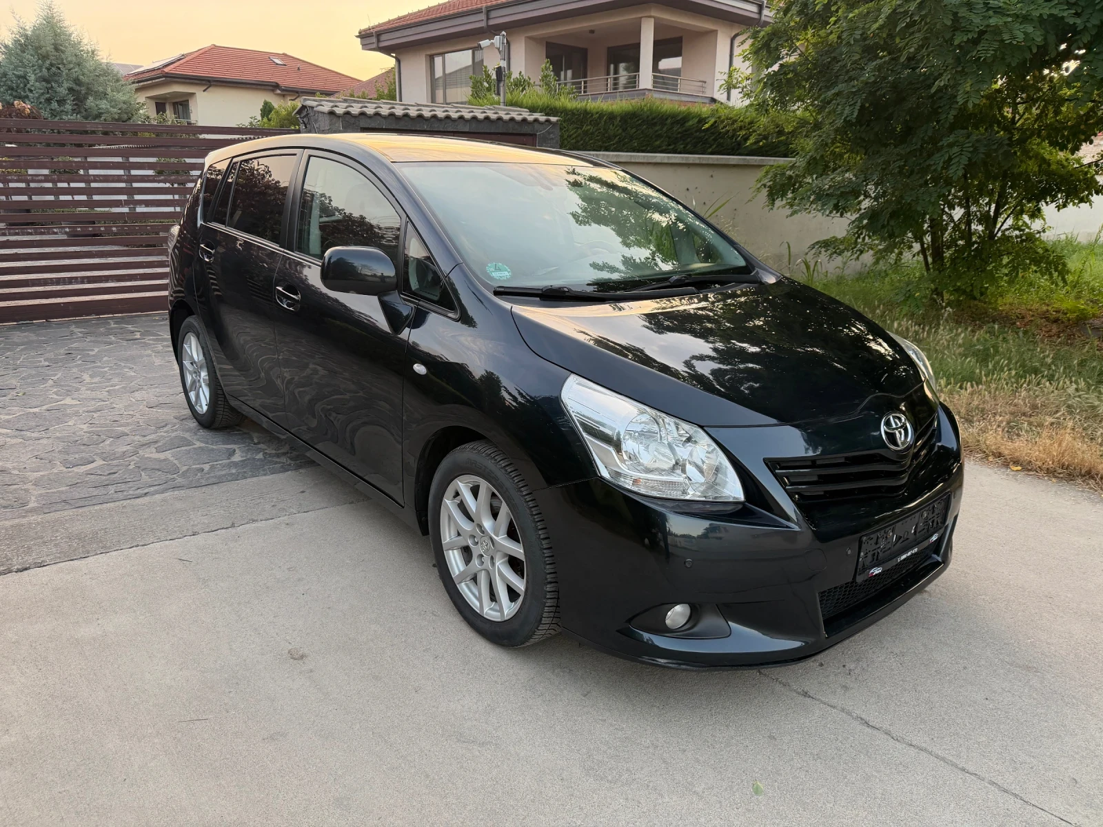 Toyota Verso 1.8i Автомат, снимка 3 - Автомобили и джипове - 55119890