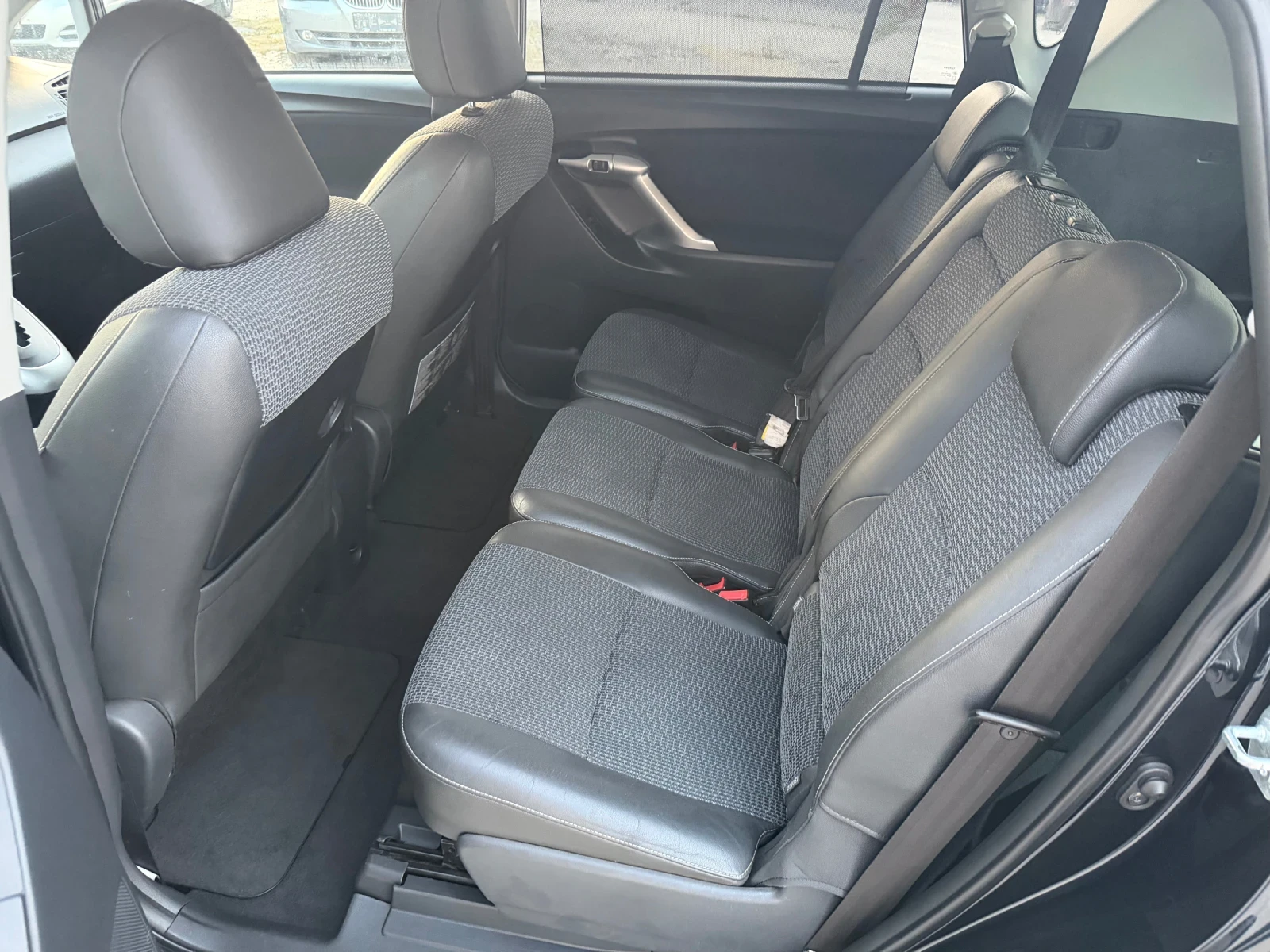 Toyota Verso 1.8i Автомат, снимка 16 - Автомобили и джипове - 55119890