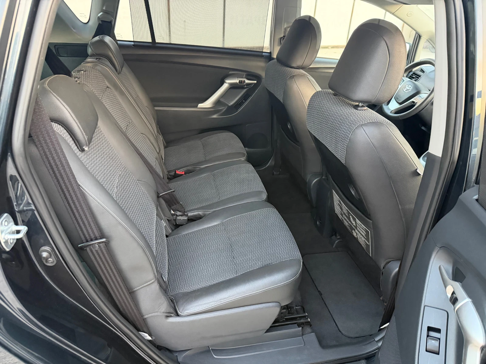 Toyota Verso 1.8i Автомат, снимка 14 - Автомобили и джипове - 55119890