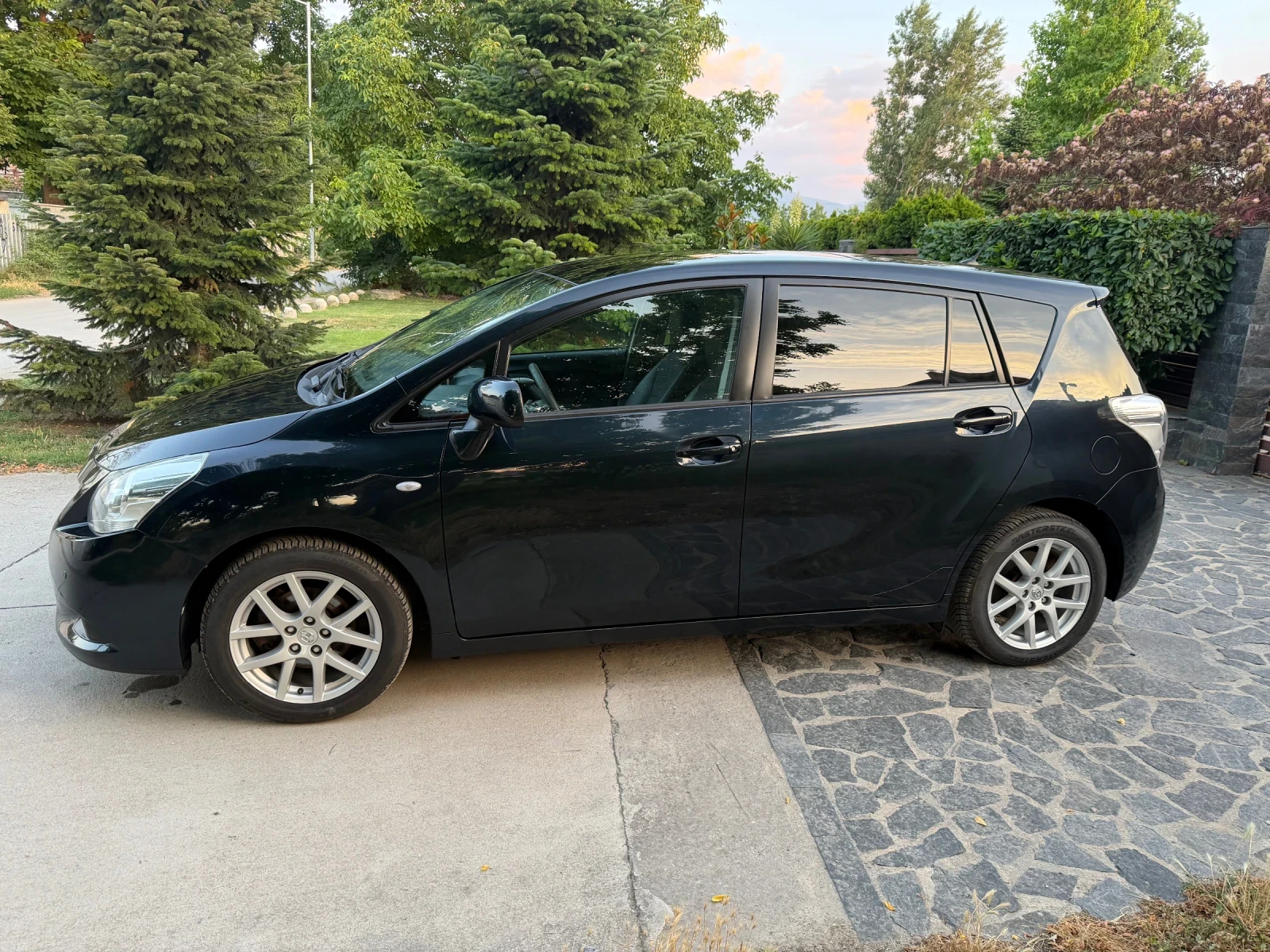 Toyota Verso 1.8i Автомат, снимка 8 - Автомобили и джипове - 55119890