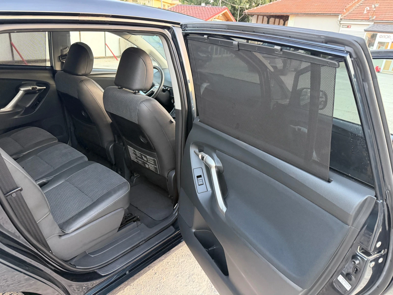 Toyota Verso 1.8i Автомат, снимка 13 - Автомобили и джипове - 55119890