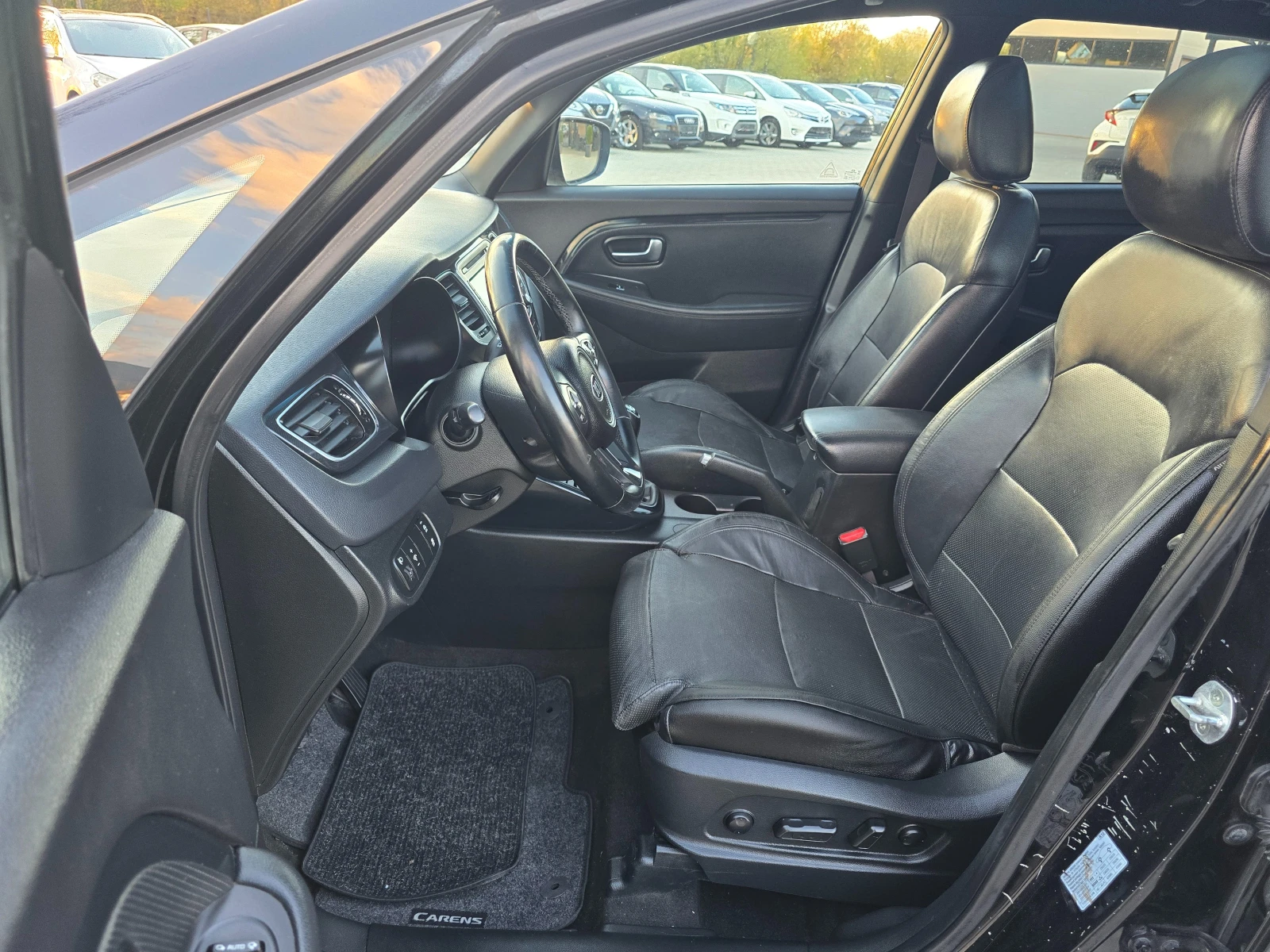 Kia Carens 1.7CRDI, 7-места, Кожа, Камера, Нави!, снимка 7 - Автомобили и джипове - 55142716