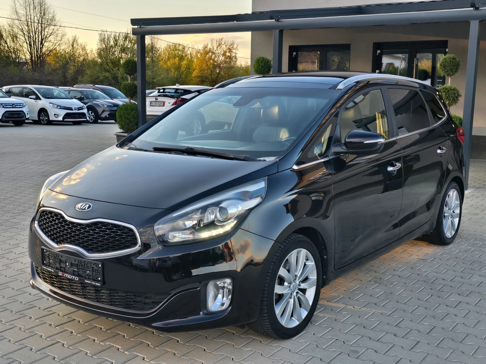 Kia Carens 1.7CRDI, 7-места, Кожа, Камера, Нави!, снимка 5 - Автомобили и джипове - 55142716