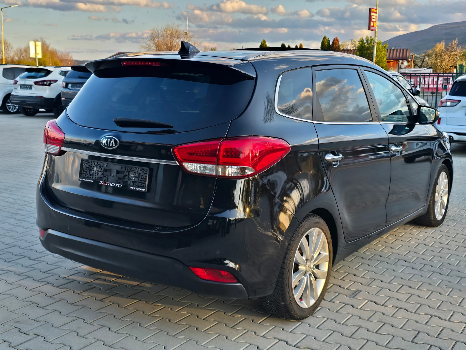 Kia Carens 1.7CRDI, 7-места, Кожа, Камера, Нави!, снимка 3 - Автомобили и джипове - 55142716