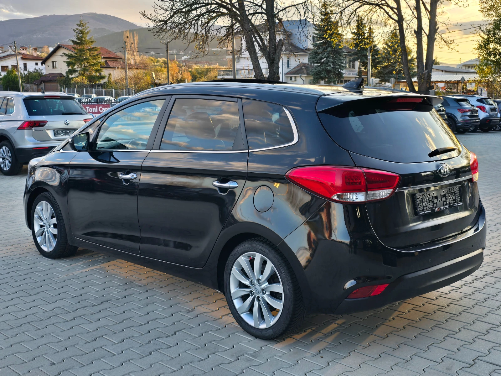 Kia Carens 1.7CRDI, 7-места, Кожа, Камера, Нави!, снимка 4 - Автомобили и джипове - 55142716