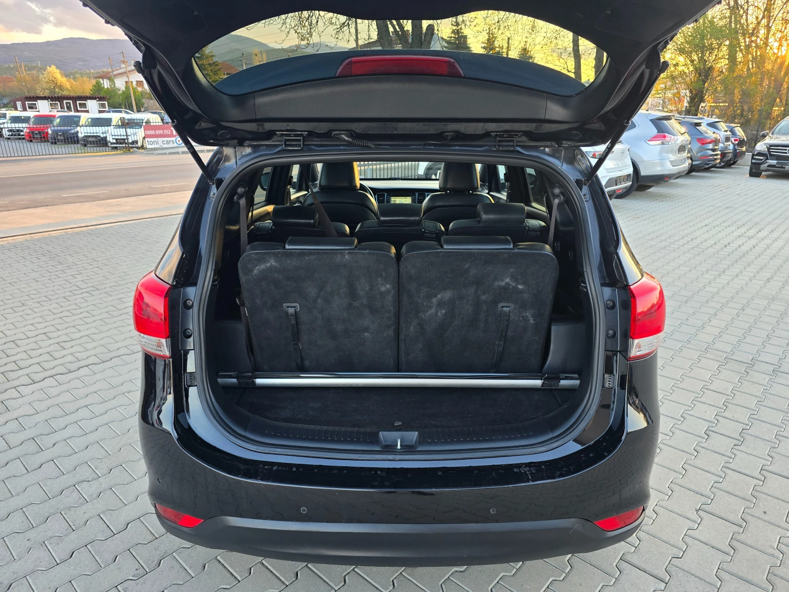 Kia Carens 1.7CRDI, 7-места, Кожа, Камера, Нави!, снимка 12 - Автомобили и джипове - 55142716