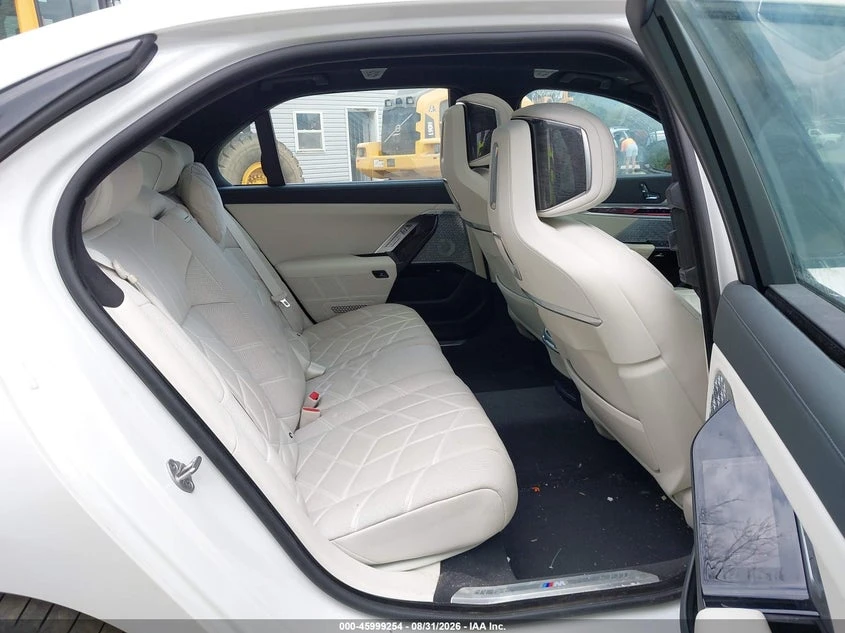 BMW i7 xDrive60, снимка 8 - Автомобили и джипове - 56425133