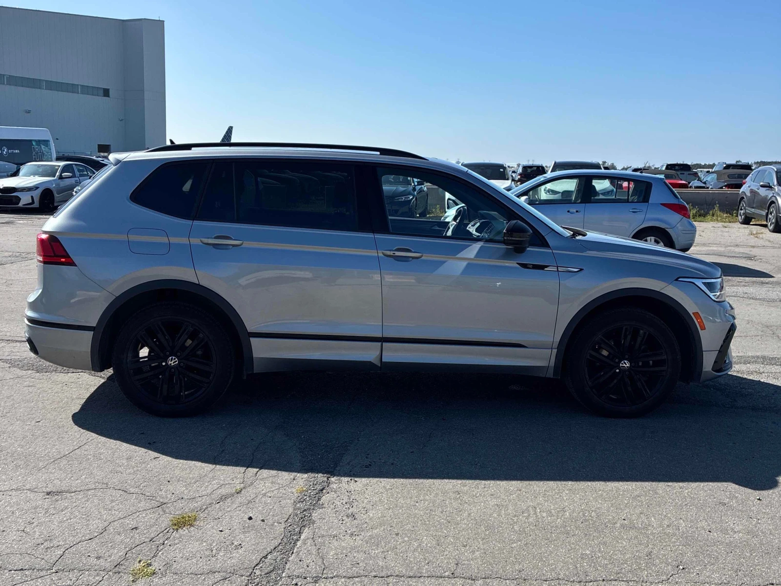 VW Tiguan Comfortline R Line Black Edition * CARFAX * БЕЗ , снимка 3 - Автомобили и джипове - 56064882