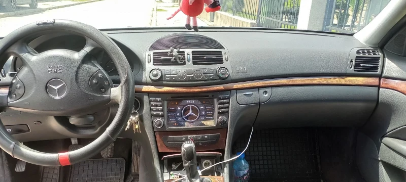 Mercedes-Benz E 220, снимка 9 - Автомобили и джипове - 52081152