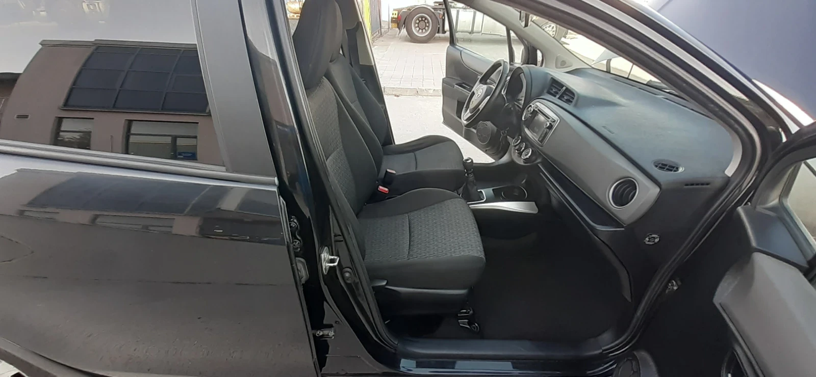 Toyota Yaris 1.3 i  99 k.c. - изображение 10