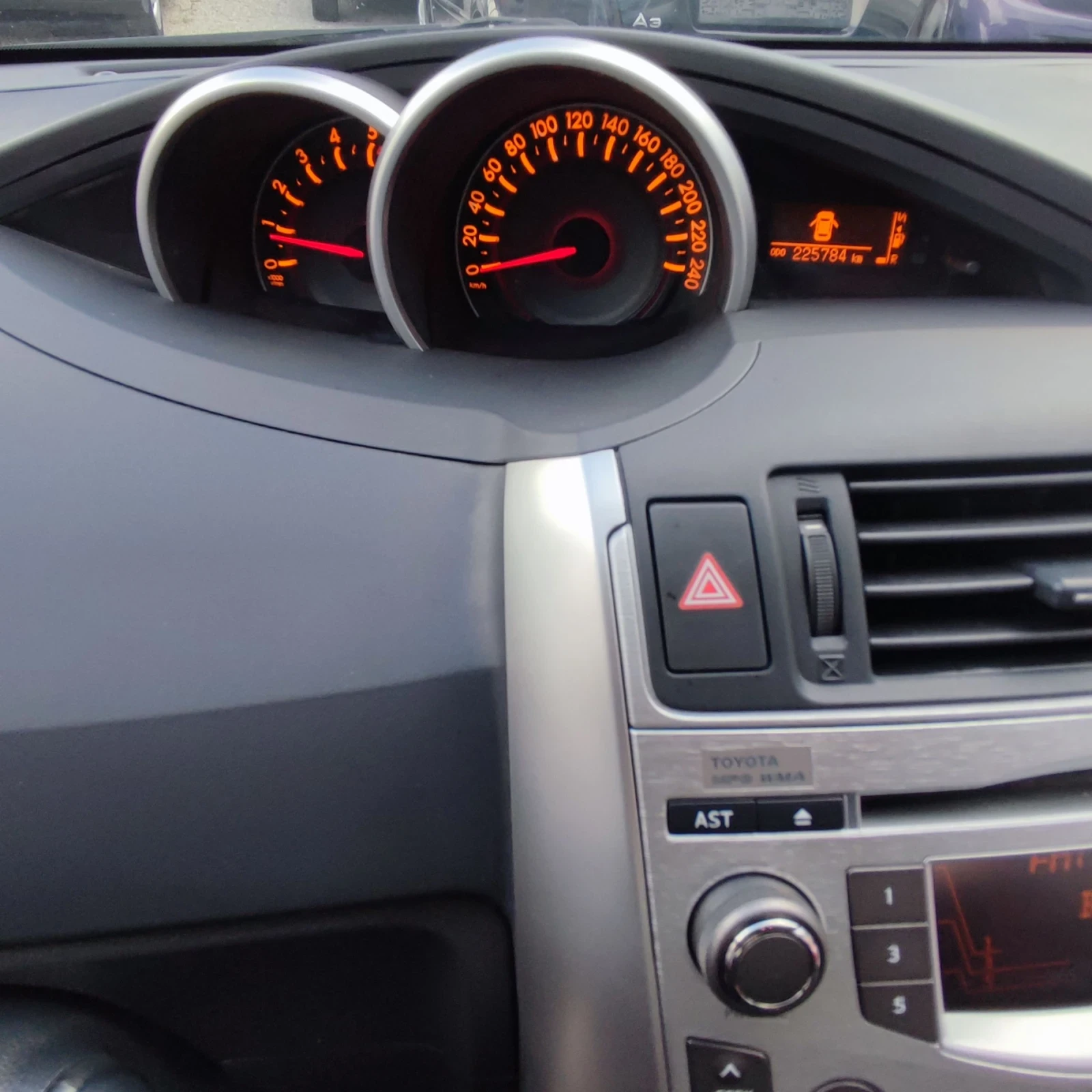 Toyota Verso 2.0 D4D* 126кс* КЛИМАТРОНИК* АВТОПИЛОТ* , снимка 12 - Автомобили и джипове - 54875368