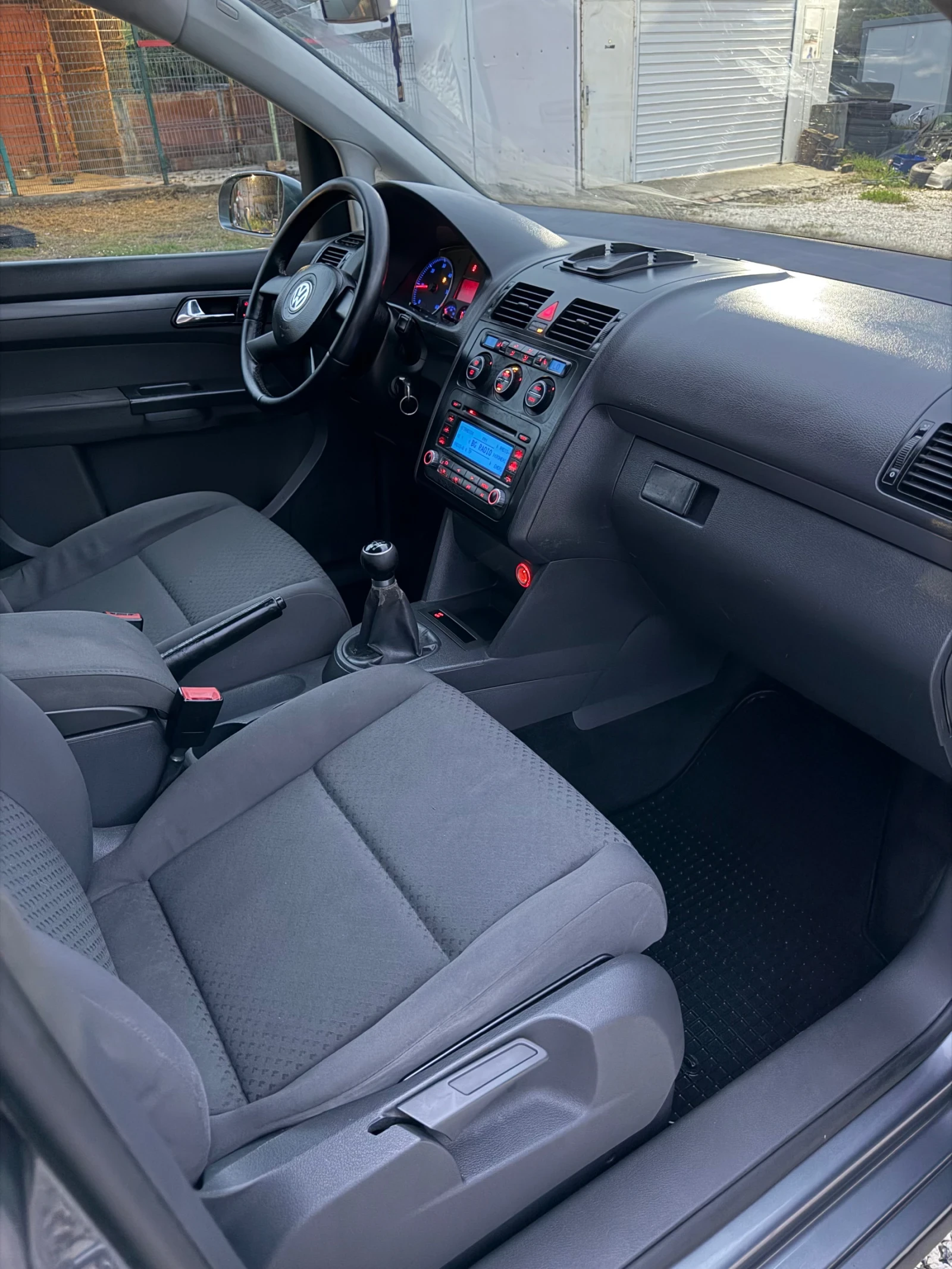 VW Touran 1.9 TDI 105 6 ск., снимка 11 - Автомобили и джипове - 56749436