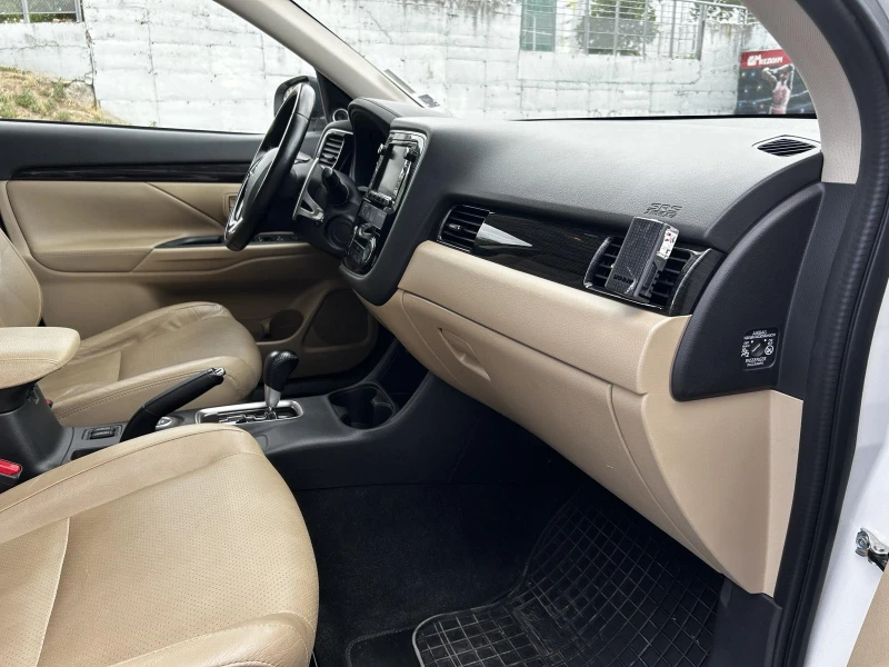 Mitsubishi Outlander 150к.с. 4x4 Instyle+ /КАМЕРА/КОЖА/NAVI/KEYLESS, снимка 8 - Автомобили и джипове - 52153894