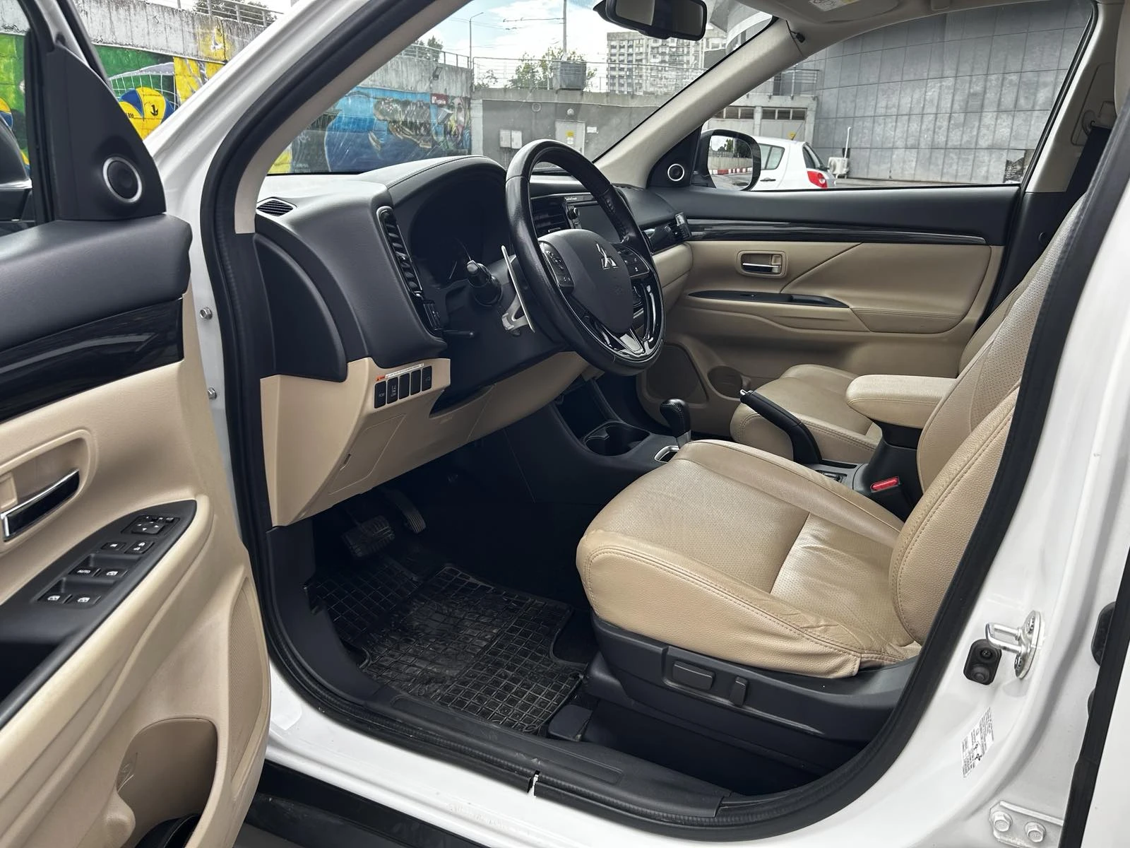 Mitsubishi Outlander 150к.с. 4x4 Instyle+ /КАМЕРА/КОЖА/NAVI/KEYLESS - изображение 7