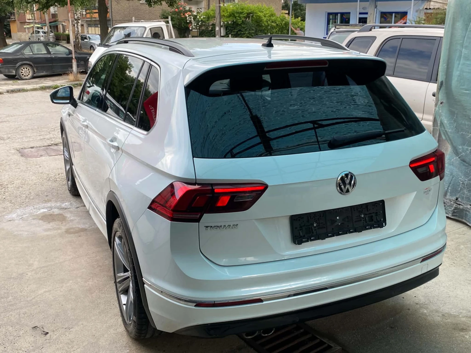 VW Tiguan R-LINE  190кс, снимка 11 - Автомобили и джипове - 55177011