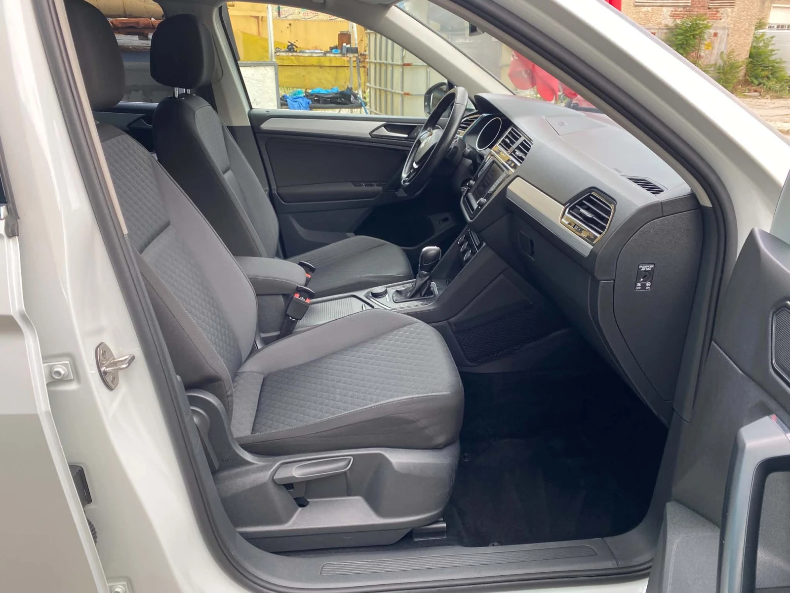 VW Tiguan R-LINE  190кс, снимка 10 - Автомобили и джипове - 55177011