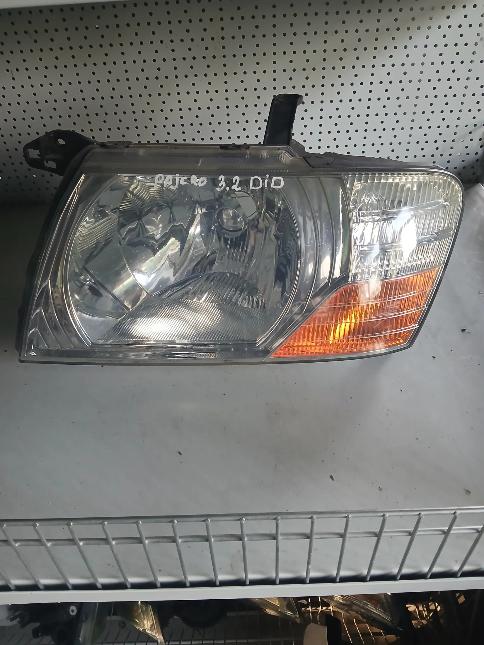 Фар ляв Mitsubishi Pajero  2003г