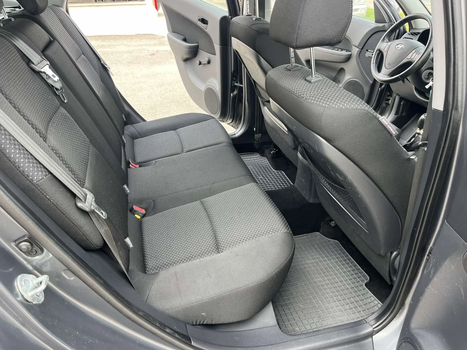 Hyundai I30 1.6CRDI 90кс 6 СКОРОСТИ АВТОПИЛОТ КЛИМАТРОНИК , снимка 10 - Автомобили и джипове - 52471460