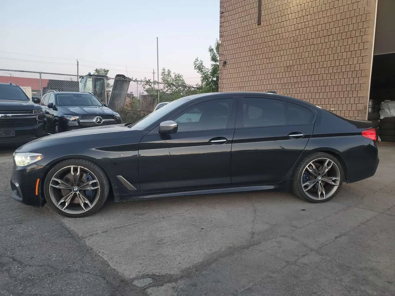BMW 550 * Massage * Heated & cooled seats * Sunroof , снимка 3 - Автомобили и джипове - 54747413