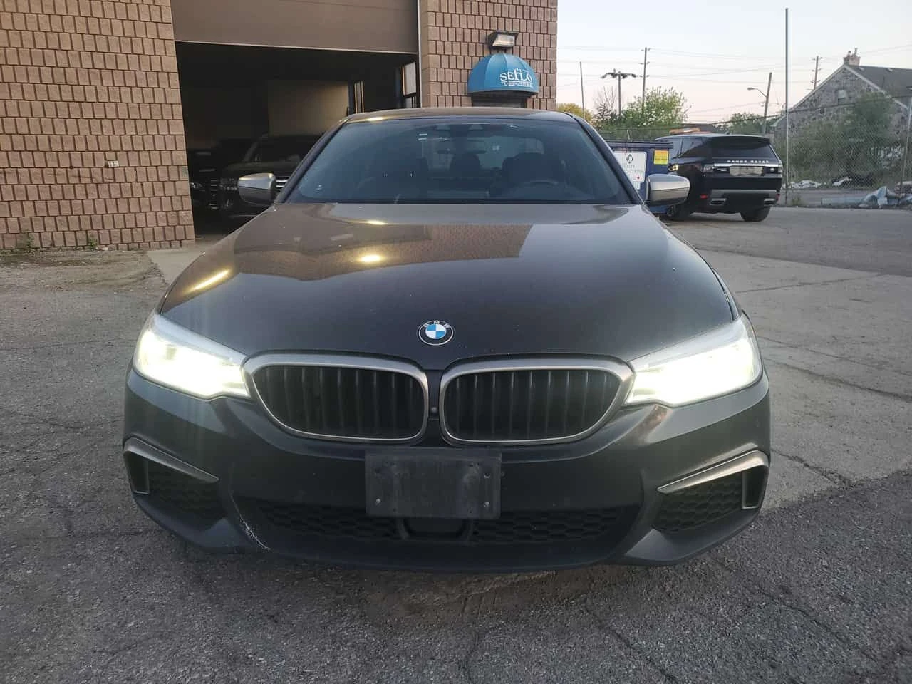 BMW 550 * Massage * Heated & cooled seats * Sunroof , снимка 2 - Автомобили и джипове - 54747413