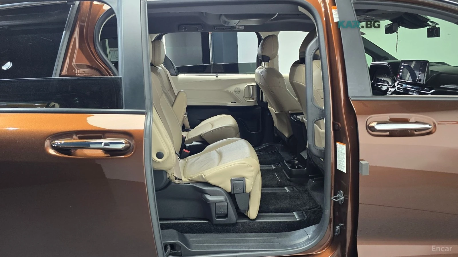 Toyota Sienna 2.5 HYBRID/HUD/360/ПОДГРЕВ/ОБДУХВАНЕ/TV, снимка 16 - Автомобили и джипове - 54902432