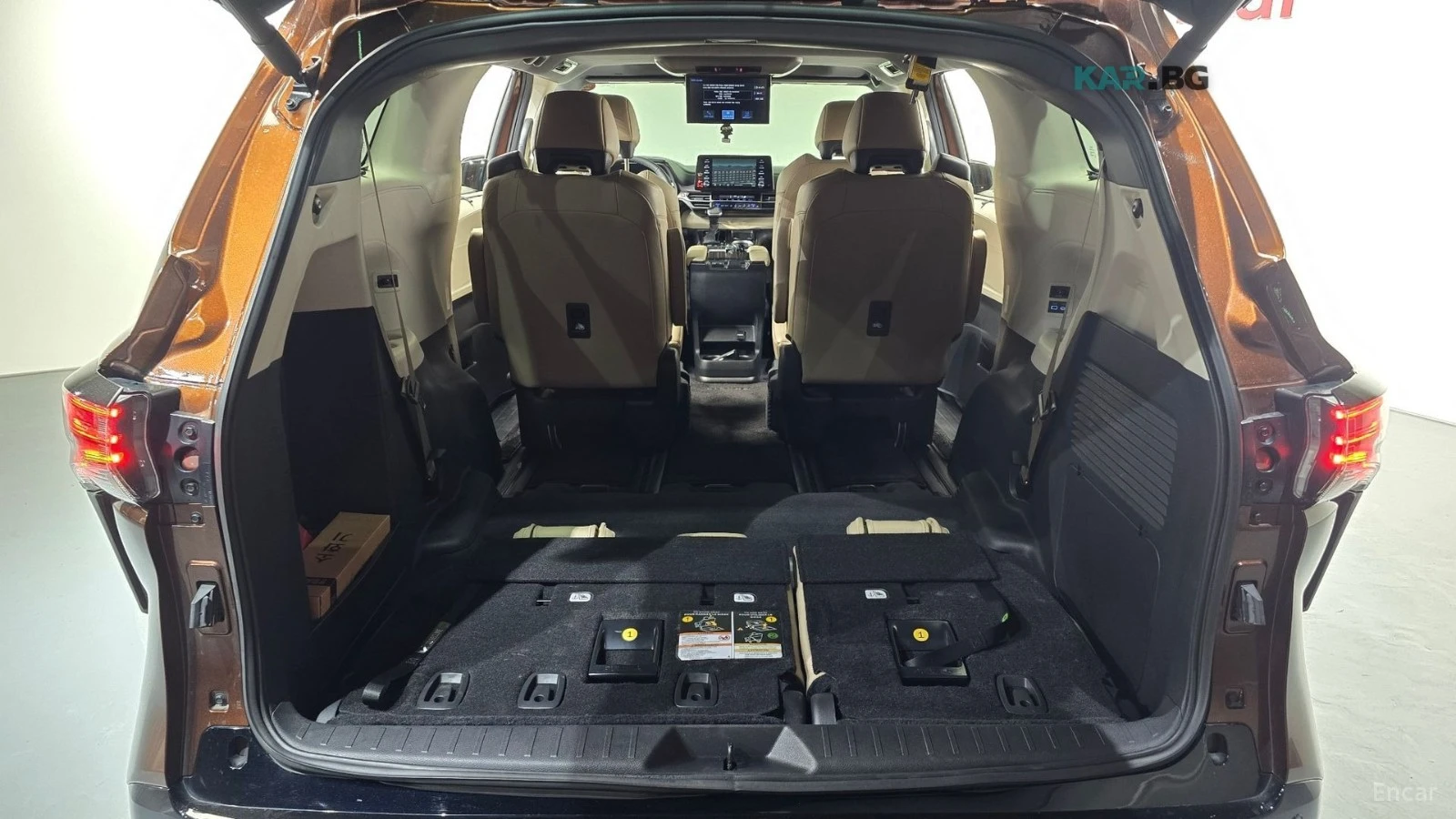Toyota Sienna 2.5 HYBRID/HUD/360/ПОДГРЕВ/ОБДУХВАНЕ/TV, снимка 17 - Автомобили и джипове - 54902432