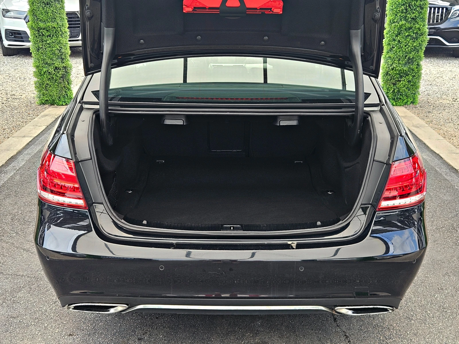 Mercedes-Benz E 220 AMG/FACE/GERMANY/ПОДГРЕВ/AMBIENT/AUTO HOLD/LIZING, снимка 8 - Автомобили и джипове - 55013470