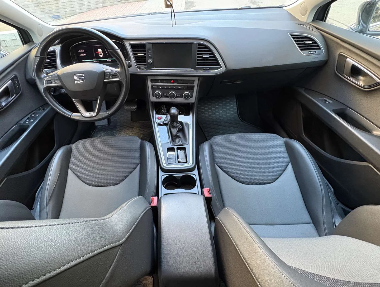 Seat Leon, снимка 5 - Автомобили и джипове - 56657774